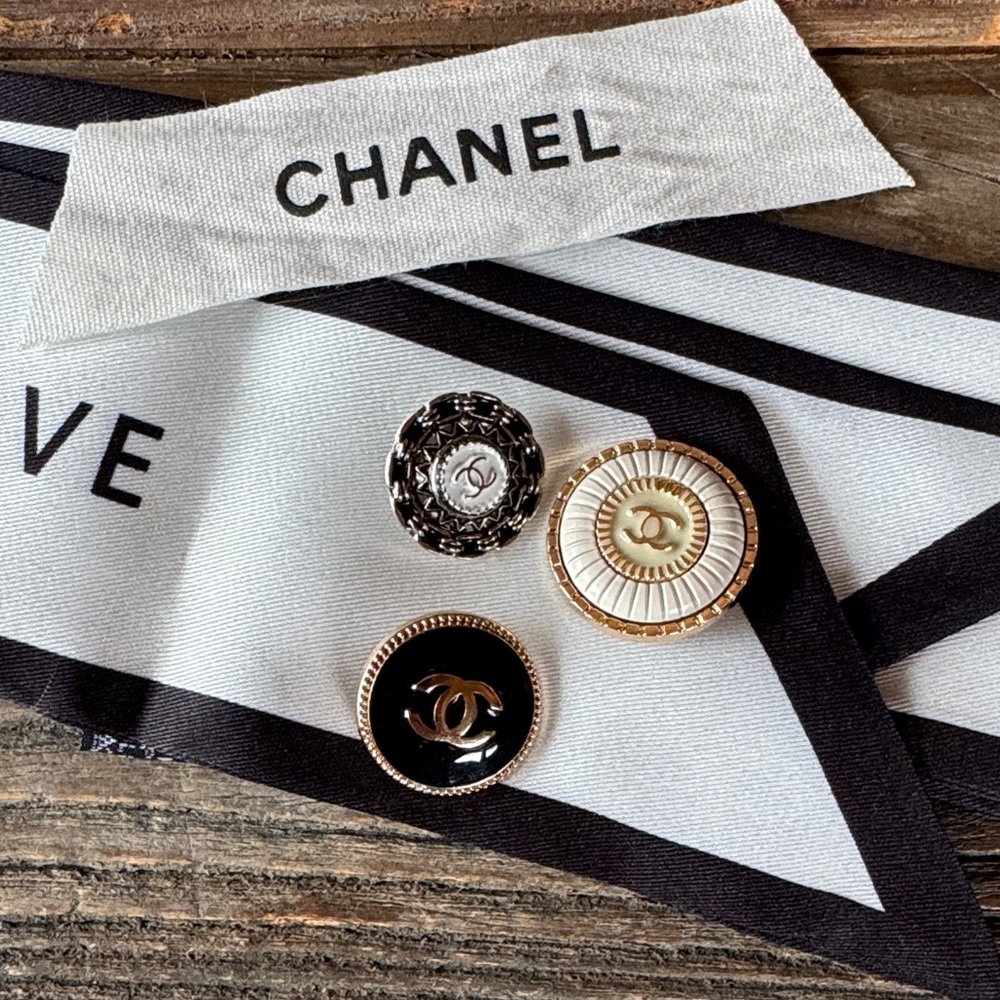 Chanel lot of‎ three buttons authentic